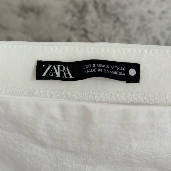 Crisp white top from Zara in size small. Stretchy, square neck, puff sleeves. - Picture 9 of 13